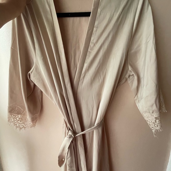 Le Rose Satin Robe - Picture 5 of 6
